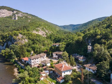 Bulgaristan 'ın Vratsa bölgesindeki İskar Nehri Boğazı ve Varsayım Ortaçağ Çerçeve Manastırı' nın hava manzarası