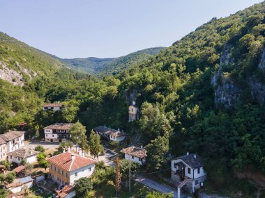 Bulgaristan 'ın Vratsa bölgesindeki İskar Nehri Boğazı ve Varsayım Ortaçağ Çerçeve Manastırı' nın hava manzarası