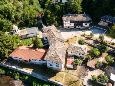 Bulgaristan 'ın Vratsa bölgesindeki İskar Nehri Boğazı ve Varsayım Ortaçağ Çerçeve Manastırı' nın hava manzarası