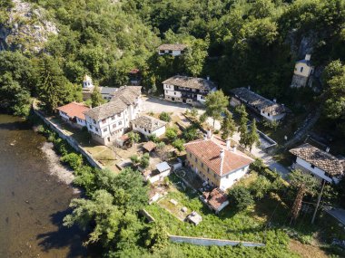 Bulgaristan 'ın Vratsa bölgesindeki İskar Nehri Boğazı ve Varsayım Ortaçağ Çerçeve Manastırı' nın hava manzarası