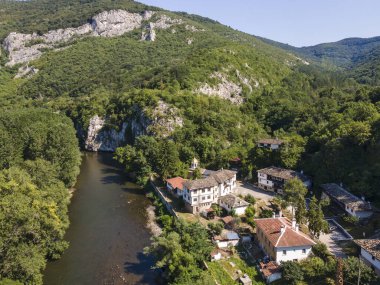 Bulgaristan 'ın Vratsa bölgesindeki İskar Nehri Boğazı ve Varsayım Ortaçağ Çerçeve Manastırı' nın hava manzarası