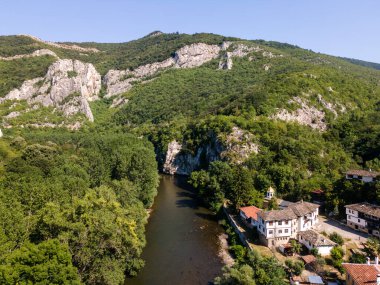 Bulgaristan 'ın Vratsa bölgesindeki İskar Nehri Boğazı ve Varsayım Ortaçağ Çerçeve Manastırı' nın hava manzarası
