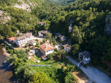 Bulgaristan 'ın Vratsa bölgesindeki İskar Nehri Boğazı ve Varsayım Ortaçağ Çerçeve Manastırı' nın hava manzarası