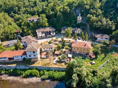 Bulgaristan 'ın Vratsa bölgesindeki İskar Nehri Boğazı ve Varsayım Ortaçağ Çerçeve Manastırı' nın hava manzarası