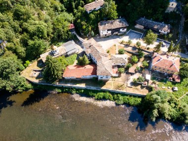 Bulgaristan 'ın Vratsa bölgesindeki İskar Nehri Boğazı ve Varsayım Ortaçağ Çerçeve Manastırı' nın hava manzarası