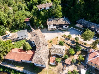 Bulgaristan 'ın Vratsa bölgesindeki İskar Nehri Boğazı ve Varsayım Ortaçağ Çerçeve Manastırı' nın hava manzarası