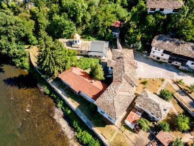 Bulgaristan 'ın Vratsa bölgesindeki İskar Nehri Boğazı ve Varsayım Ortaçağ Çerçeve Manastırı' nın hava manzarası