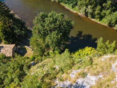 Bulgaristan 'ın Vratsa bölgesindeki İskar Nehri Boğazı ve Varsayım Ortaçağ Çerçeve Manastırı' nın hava manzarası