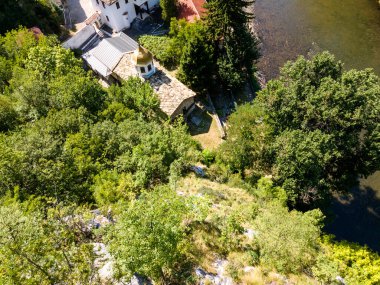 Bulgaristan 'ın Vratsa bölgesindeki İskar Nehri Boğazı ve Varsayım Ortaçağ Çerçeve Manastırı' nın hava manzarası