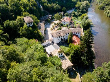 Bulgaristan 'ın Vratsa bölgesindeki İskar Nehri Boğazı ve Varsayım Ortaçağ Çerçeve Manastırı' nın hava manzarası