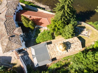 Bulgaristan 'ın Vratsa bölgesindeki İskar Nehri Boğazı ve Varsayım Ortaçağ Çerçeve Manastırı' nın hava manzarası