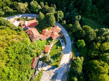 Bulgaristan 'ın Sofya bölgesindeki Yedi Taht Manastırı olarak bilinen Aziz Mary' ye adanmış Ortaçağ Osenovlag Manastırı 'nın hava manzarası