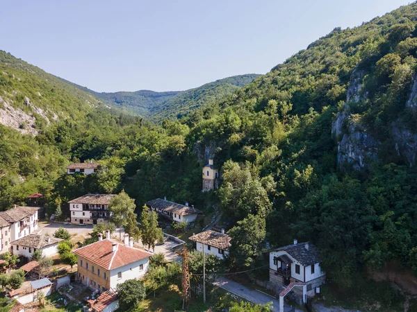 Bulgaristan 'ın Vratsa bölgesindeki İskar Nehri Boğazı ve Varsayım Ortaçağ Çerçeve Manastırı' nın hava manzarası