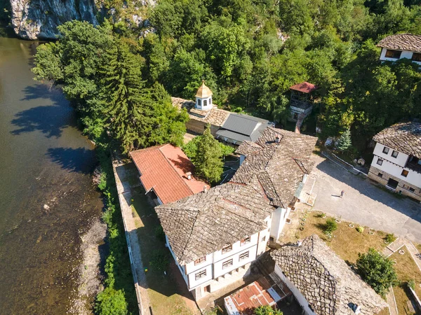 Bulgaristan 'ın Vratsa bölgesindeki İskar Nehri Boğazı ve Varsayım Ortaçağ Çerçeve Manastırı' nın hava manzarası