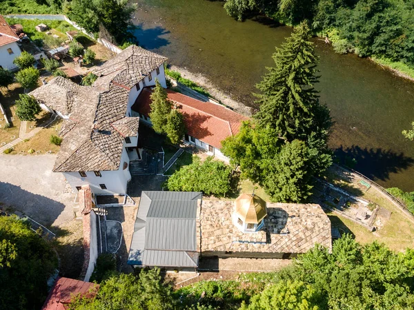 Bulgaristan 'ın Vratsa bölgesindeki İskar Nehri Boğazı ve Varsayım Ortaçağ Çerçeve Manastırı' nın hava manzarası