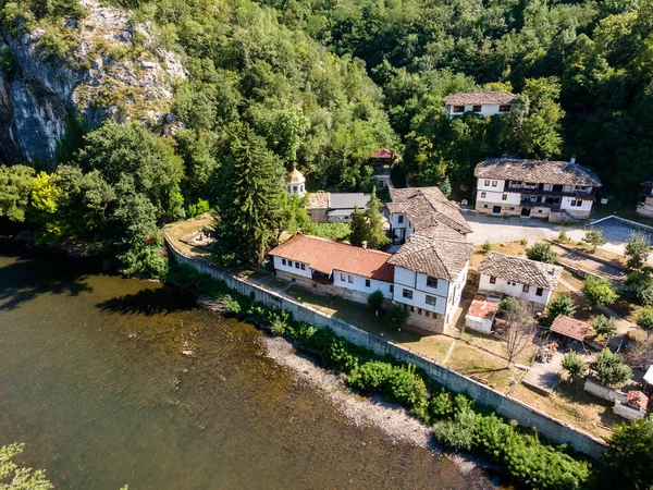 Bulgaristan 'ın Vratsa bölgesindeki İskar Nehri Boğazı ve Varsayım Ortaçağ Çerçeve Manastırı' nın hava manzarası