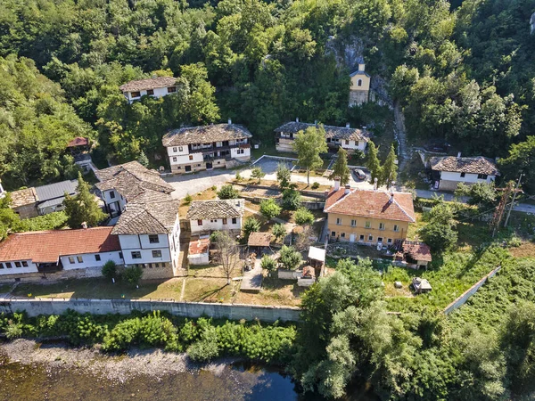 Bulgaristan 'ın Vratsa bölgesindeki İskar Nehri Boğazı ve Varsayım Ortaçağ Çerçeve Manastırı' nın hava manzarası