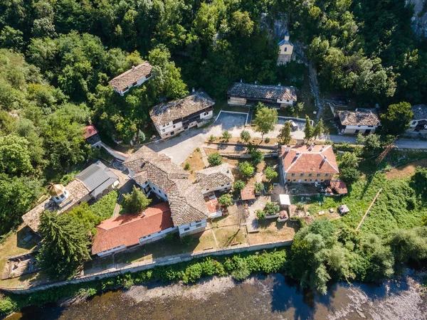 Bulgaristan 'ın Vratsa bölgesindeki İskar Nehri Boğazı ve Varsayım Ortaçağ Çerçeve Manastırı' nın hava manzarası