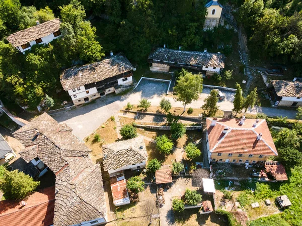 Bulgaristan 'ın Vratsa bölgesindeki İskar Nehri Boğazı ve Varsayım Ortaçağ Çerçeve Manastırı' nın hava manzarası
