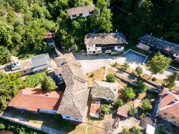 Bulgaristan 'ın Vratsa bölgesindeki İskar Nehri Boğazı ve Varsayım Ortaçağ Çerçeve Manastırı' nın hava manzarası