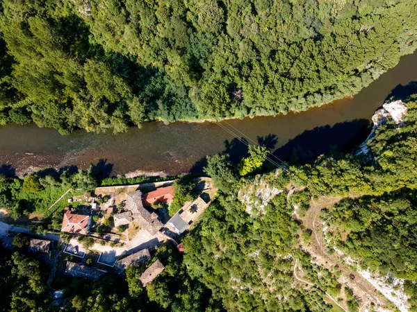 Bulgaristan 'ın Vratsa bölgesindeki İskar Nehri Boğazı ve Varsayım Ortaçağ Çerçeve Manastırı' nın hava manzarası