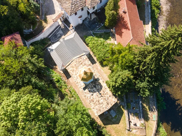 Bulgaristan 'ın Vratsa bölgesindeki İskar Nehri Boğazı ve Varsayım Ortaçağ Çerçeve Manastırı' nın hava manzarası