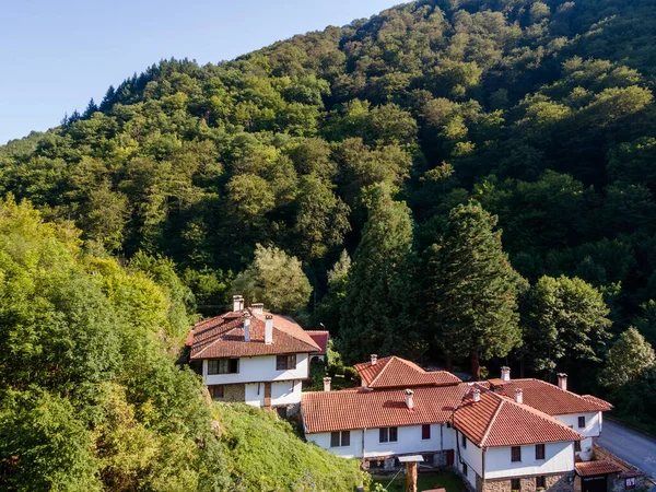 Bulgaristan 'ın Sofya bölgesindeki Yedi Taht Manastırı olarak bilinen Aziz Mary' ye adanmış Ortaçağ Osenovlag Manastırı 'nın hava manzarası