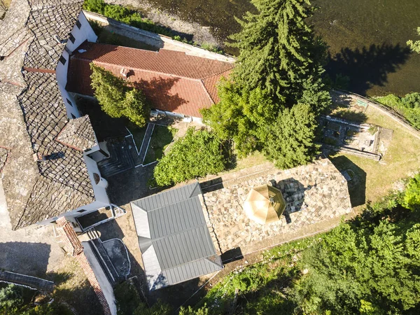 Bulgaristan 'ın Vratsa bölgesindeki İskar Nehri Boğazı ve Varsayım Ortaçağ Çerçeve Manastırı' nın hava manzarası