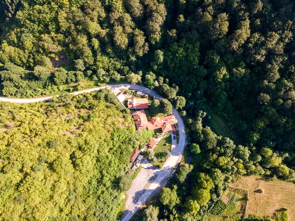 Bulgaristan 'ın Sofya bölgesindeki Yedi Taht Manastırı olarak bilinen Aziz Mary' ye adanmış Ortaçağ Osenovlag Manastırı 'nın hava manzarası