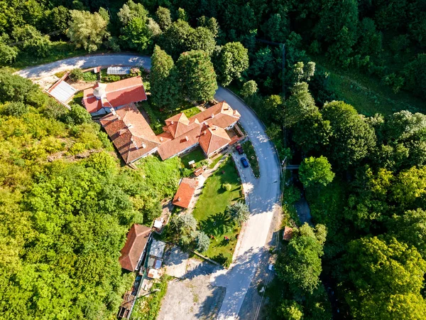 Bulgaristan 'ın Sofya bölgesindeki Yedi Taht Manastırı olarak bilinen Aziz Mary' ye adanmış Ortaçağ Osenovlag Manastırı 'nın hava manzarası