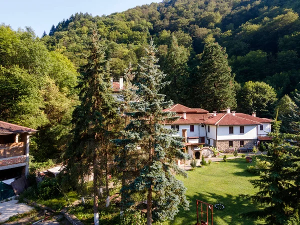 Bulgaristan 'ın Sofya bölgesindeki Yedi Taht Manastırı olarak bilinen Aziz Mary' ye adanmış Ortaçağ Osenovlag Manastırı 'nın hava manzarası