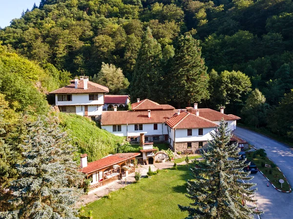 Bulgaristan 'ın Sofya bölgesindeki Yedi Taht Manastırı olarak bilinen Aziz Mary' ye adanmış Ortaçağ Osenovlag Manastırı 'nın hava manzarası