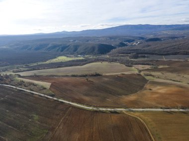 Bulgaristan 'ın Haskovo Bölgesi Topolovgrad kasabası yakınlarındaki Sakar Dağı' nın hava manzarası