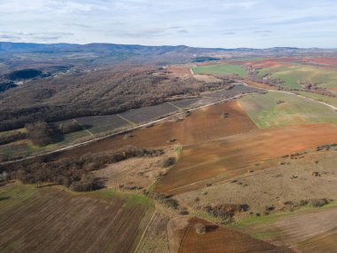 Bulgaristan 'ın Haskovo Bölgesi Topolovgrad kasabası yakınlarındaki Sakar Dağı' nın hava manzarası