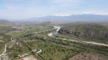 Bulgaristan 'ın Petrich vadisinden geçen Struma nehrinin hava manzarası