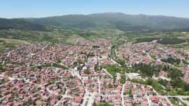 Bulgaristan 'ın Pazardzhik bölgesinin tarihi Strelcha kentinin hava manzarası