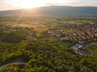 Bulgaristan 'ın Blagoevgrad bölgesinin Petrich kentinin şaşırtıcı Hava Günbatımı manzarası