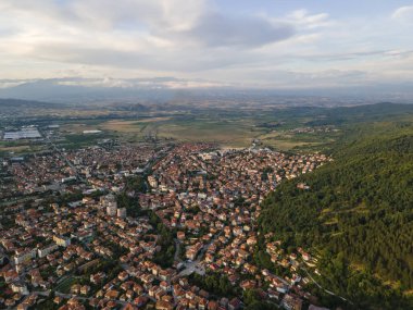 Bulgaristan 'ın Blagoevgrad bölgesinin Petrich kentinin şaşırtıcı Hava Günbatımı manzarası