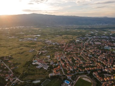 Bulgaristan 'ın Blagoevgrad bölgesinin Petrich kentinin şaşırtıcı Hava Günbatımı manzarası