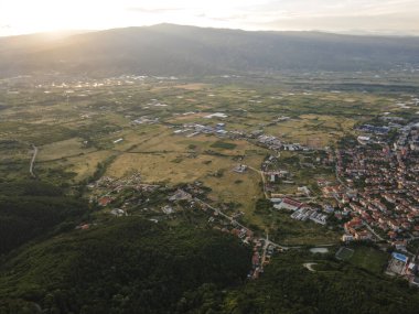 Bulgaristan 'ın Blagoevgrad bölgesinin Petrich kentinin şaşırtıcı Hava Günbatımı manzarası