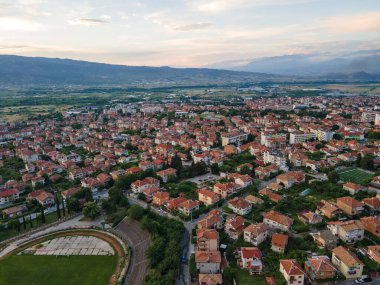 Bulgaristan 'ın Blagoevgrad bölgesinin Petrich kentinin şaşırtıcı Hava Günbatımı manzarası