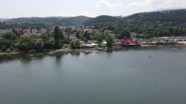 Pancharevo Gölü 'nün havadan yaz manzarası, Sofya şehir bölgesi, Bulgaristan
