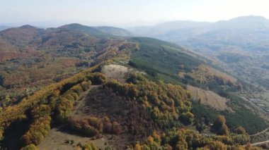 Bulgaristan 'ın Pernik Bölgesi, Kamenititsa zirvesi yakınlarındaki Erul dağının şaşırtıcı sonbahar manzarası
