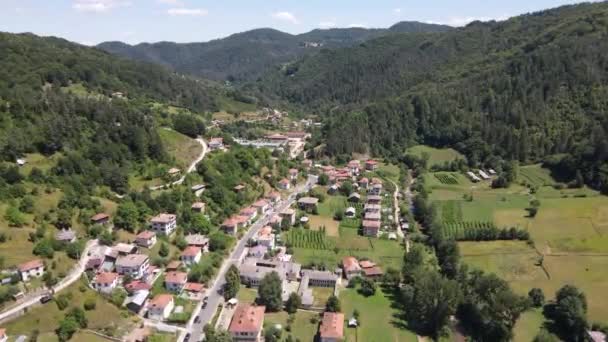 Vista Aérea Del Pueblo Mogilitsa Región Smolyan Bulgaria — Vídeos de Stock