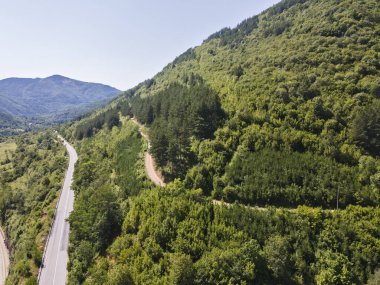 Bulgaristan 'ın Balkan Dağları' nın Zasele köyü yakınlarındaki Iskar Nehri Boğazı 'nın hava manzarası
