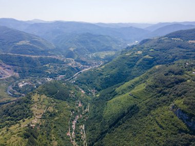 Bulgaristan 'ın Balkan Dağları' nın Zasele köyü yakınlarındaki Iskar Nehri Boğazı 'nın hava manzarası