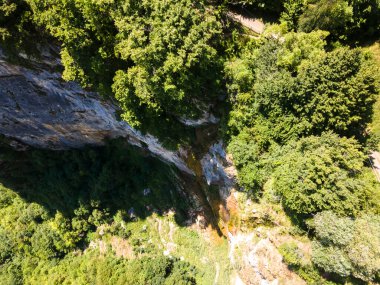 Bulgaristan 'ın Balkan Dağları' nın Zasele köyü yakınlarındaki Iskar Nehri Boğazı 'nın hava manzarası