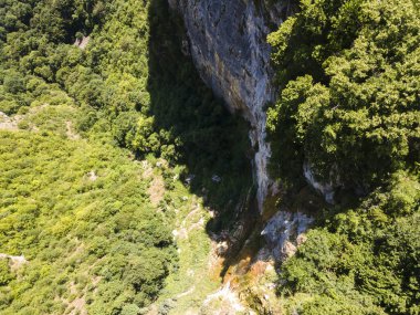 Bulgaristan 'ın Balkan Dağları' nın Zasele köyü yakınlarındaki Iskar Nehri Boğazı 'nın hava manzarası