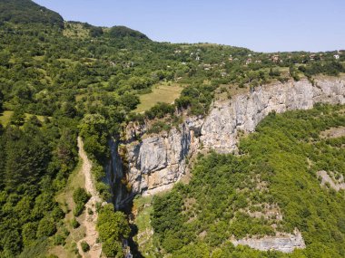 Bulgaristan 'ın Balkan Dağları' nın Zasele köyü yakınlarındaki Iskar Nehri Boğazı 'nın hava manzarası