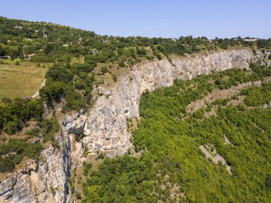 Bulgaristan 'ın Balkan Dağları' nın Zasele köyü yakınlarındaki Iskar Nehri Boğazı 'nın hava manzarası